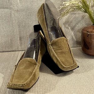 🛍️ KENZIE‎ Taupe suede kitten heel loafers size 7.5